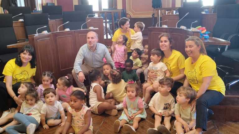 O alcalde e a concelleira de Educación reciben a nenos e nenas da Escola Infantil da Farixa