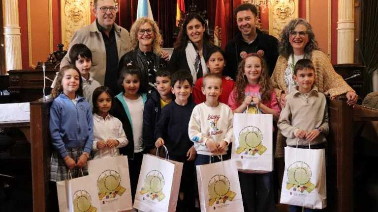 A Concelleira de Educación Tamara Silva Cid fixo entrega dos trofeos aos gañadores do concurso de xadrez incluído na actividade “Xadrez na Escola”