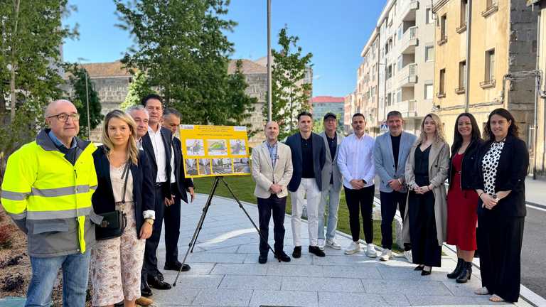 O alcalde inaugura as obras de remodelación da rúa Alejandro Pedrosa, unha “reforma de luxo” no barrio do Vinteún