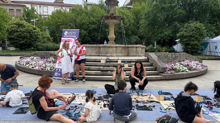 O obradoiro ‘Criaturas infinitas’ reuniu as familias en torno ao xogo e a creación colectiva